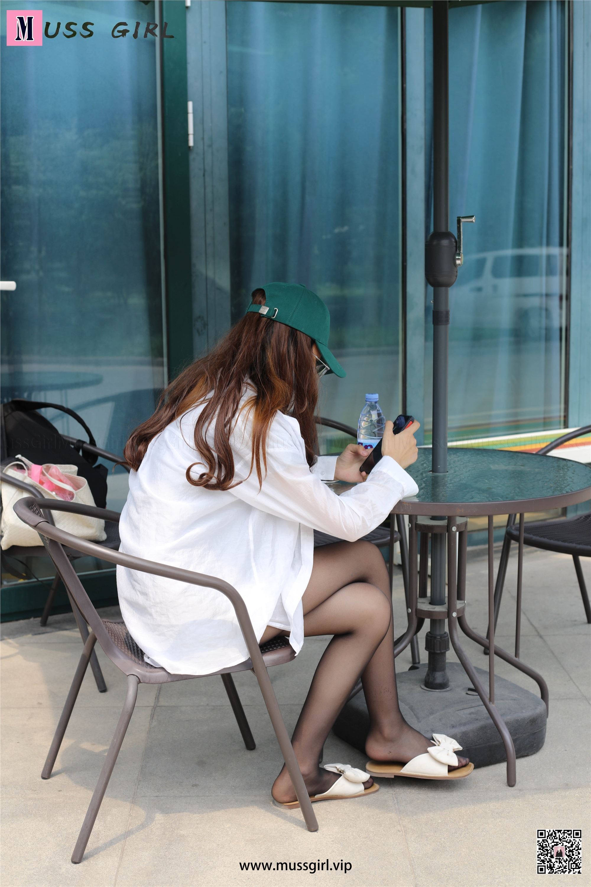 MussGirl慕丝女郎  NO.217 咖啡厅门前的热裤黑丝